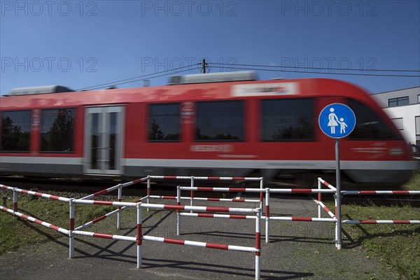 Unrestricted pedestrian level crossing