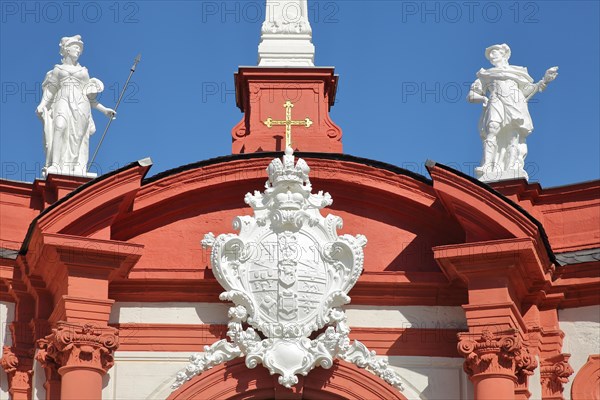 Memmelsdorf Gate with two white sculptures