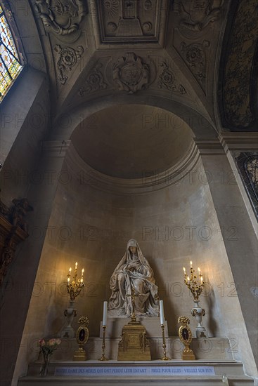 Sculpture of the Virgin Mary in the side altar of Saint Paul Saint Louis Church