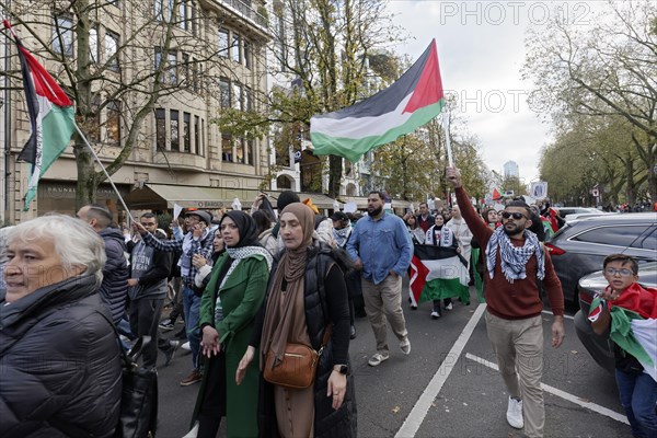 Demo participants with Palestine flags