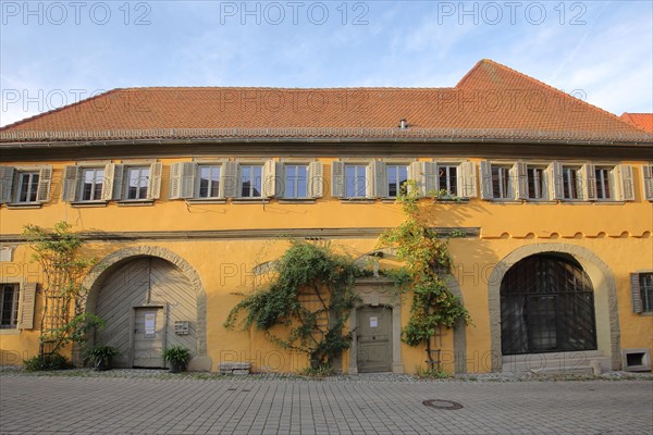 Historic eaves side yard