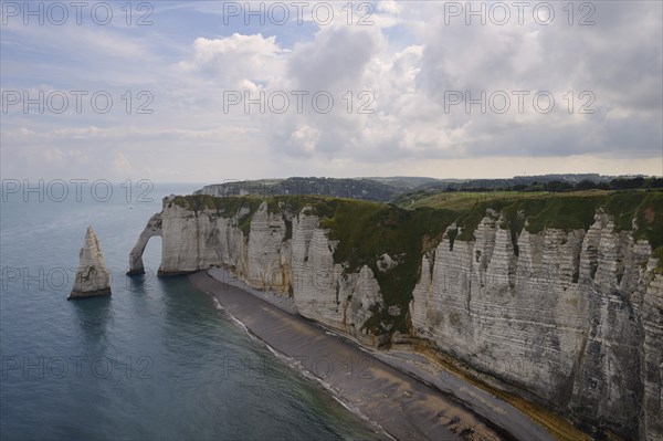 Cliff with the rock gate Falaise d'Aval and the rock needle Aiguille d'Etretat