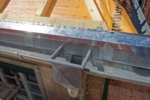 Ventilation sheets at the gutter on a roof for an in-roof photovoltaic system.