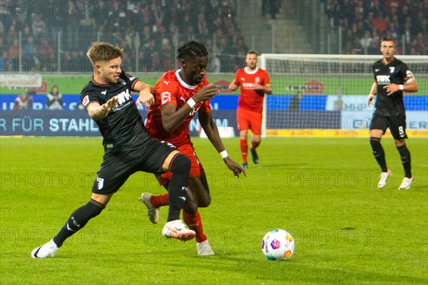 Mads G. V. PEDERSEN FC Augsburg left in duel with Omar TRAORE 1.FC Heidenheim