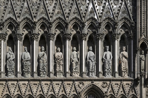 Holy figures at the entrance portal with columns