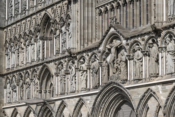 Holy figures at the entrance portal with columns