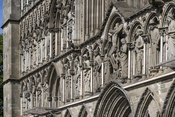 Holy figures at the entrance portal with columns