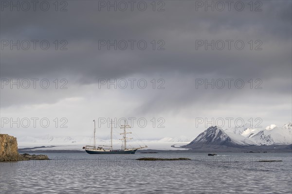 Barkentine Antigua anchors