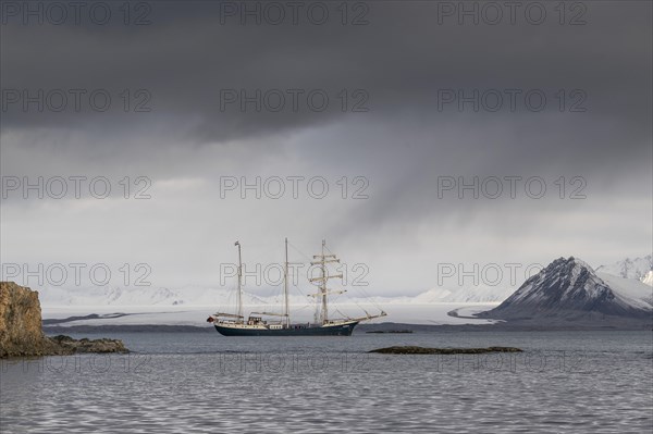 Barkentine Antigua anchors