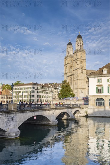 Grossmünster with water church and Münsterbrücke