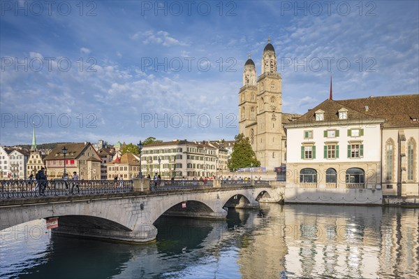 Grossmünster with water church and Münsterbrücke