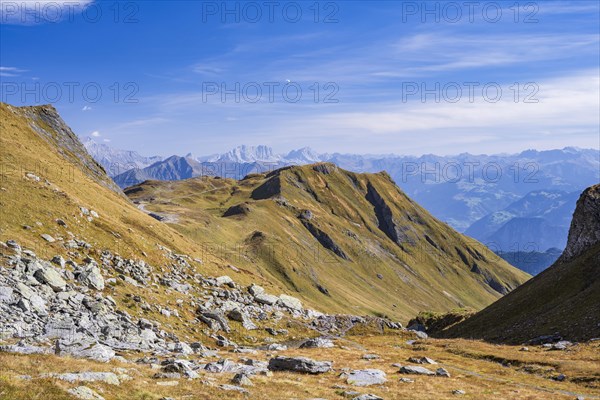 View of the Pizol hut and mountain panorama from the path to the Pizol