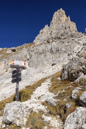 Hiking signpost at the turnoff to Passo Jouf dal Vaiolon