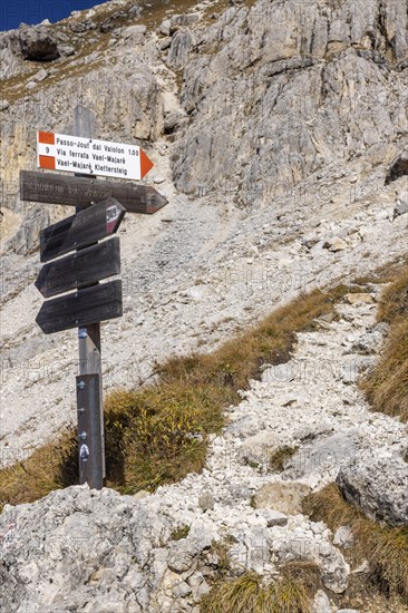 Hiking signpost at the turnoff to Passo Jouf dal Vaiolon