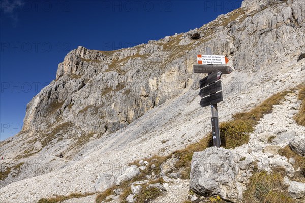 Hiking signpost at the turnoff to Passo Jouf dal Vaiolon