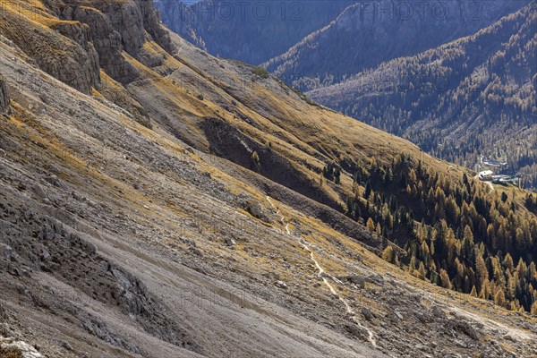 Hiking trail on the Catinaccio in autumn