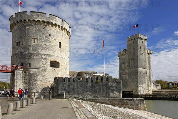 Medieval towers Tour de la Chaîne warp tower