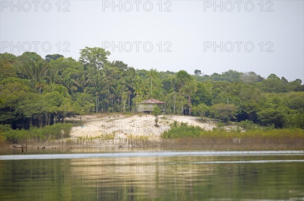 House on the bank of the Rio Amazonas at low water level