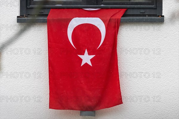A Turkish flag hangs in front of a window on a house in Frankfurt am Main