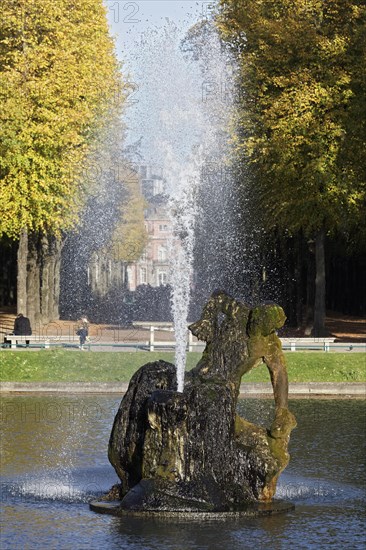 Fountain monument Jröner Jong with fountain