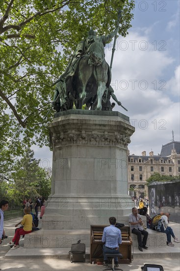 Equestrian statue of Charlemagne and his guards