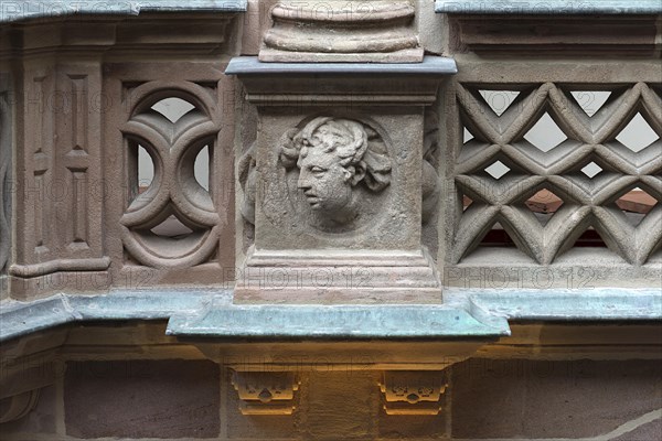 Woman's head on a column in the Pellerhof