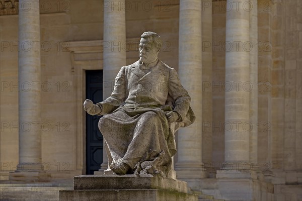 Monument to Luis Pasteur