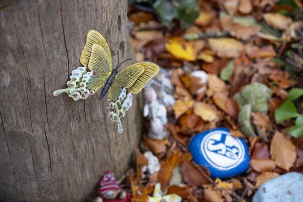 Mementos such as a stone with blue and white S04 for a Schalke 04 football fan