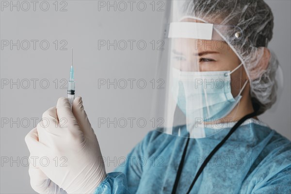 Doctor getting ready vaccine