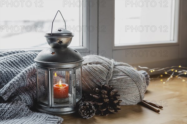 High angle lamp candle with pine cones yarn