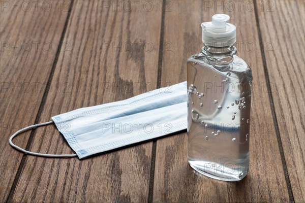 Hydroalcoholic gel plastic recipient