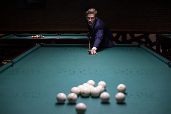 Medium shot guy with pool cue