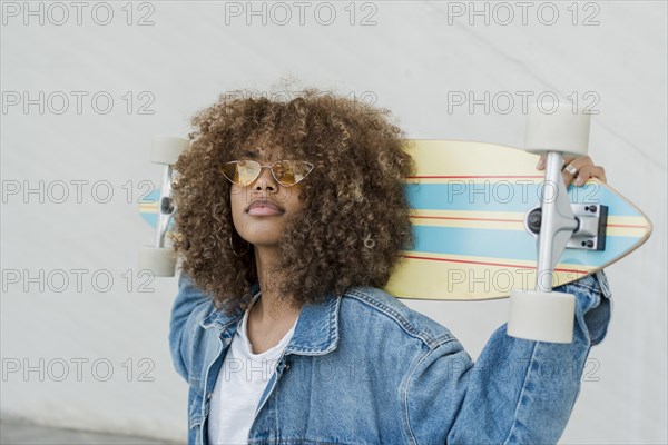 Side view girl with skateboard