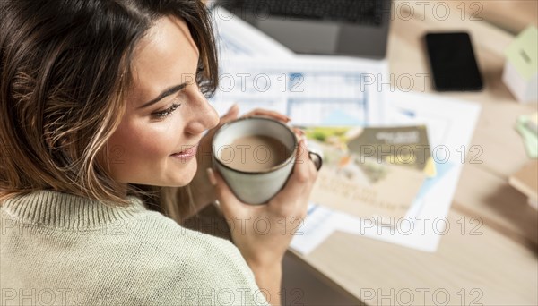 Close up smiley woman holding coffee cup