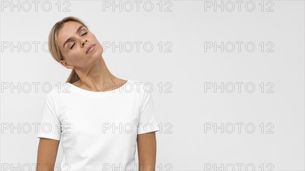 Front view woman with neck pain copy space