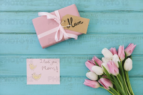 I love you mom inscription with tulips gift