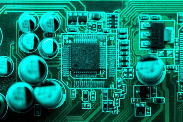 Flat lay circuit board with capacitors