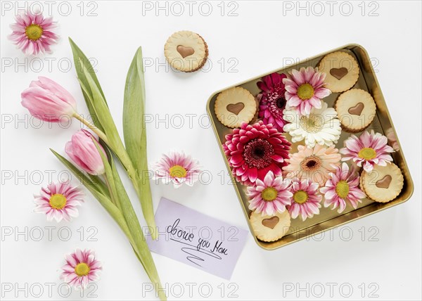 Flat lay flowers card arrangement