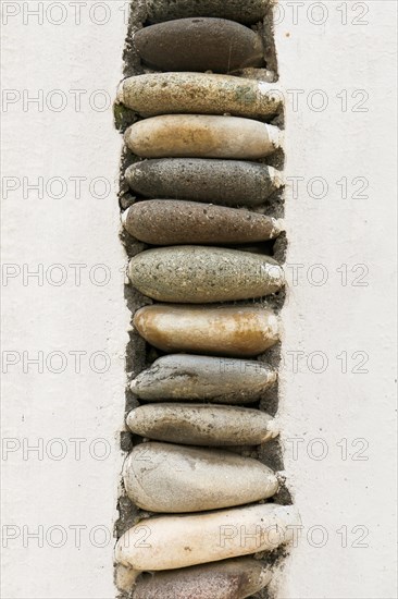 Wall made of the same type and same color of pebbles