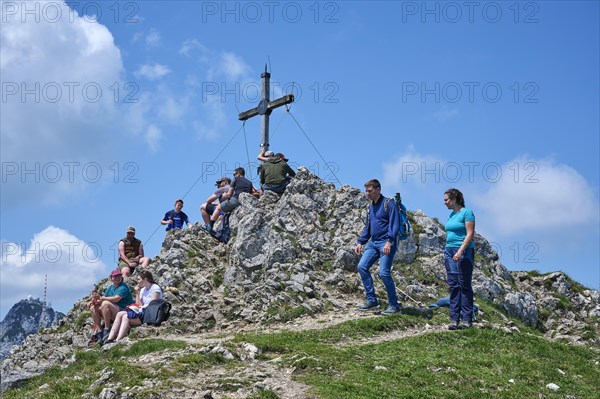 Many hikers at the summit of the Wildalpjoch