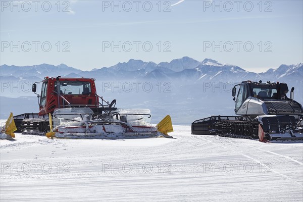 Snow groomers in the Gerlitzen ski area