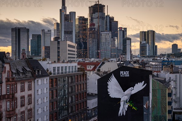 PEACE FOR ALL MANKIND is written above the image of a giant dove of peace on the wall of a house in Frankfurt am Main: a message of peace in the contemporary historical context of the escalated Middle East conflict and the ongoing war of aggression in Ukraine