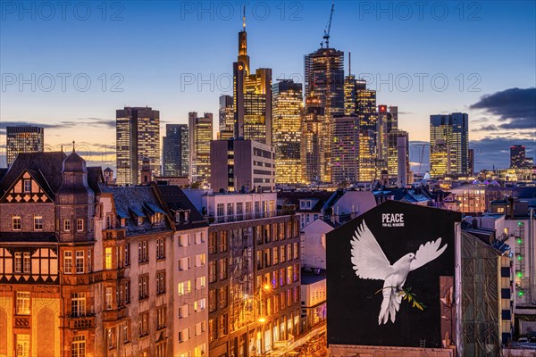 PEACE FOR ALL MANKIND is written above the image of a giant dove of peace on the wall of a house in Frankfurt am Main: a message of peace in the contemporary historical context of the escalated Middle East conflict and the ongoing war of aggression in Ukraine