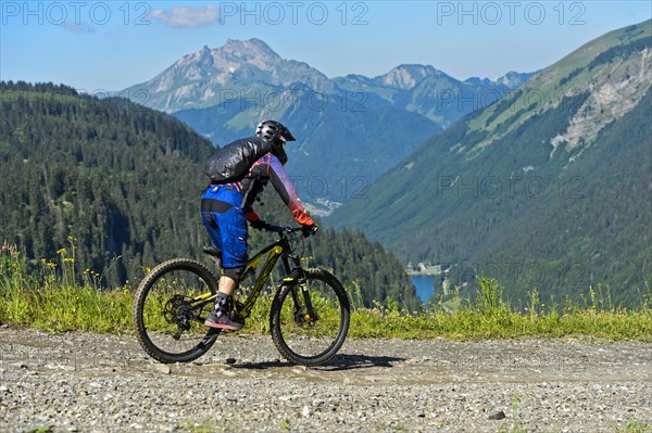 Mountain bikers on an alpine descent in the Chablais Geopark