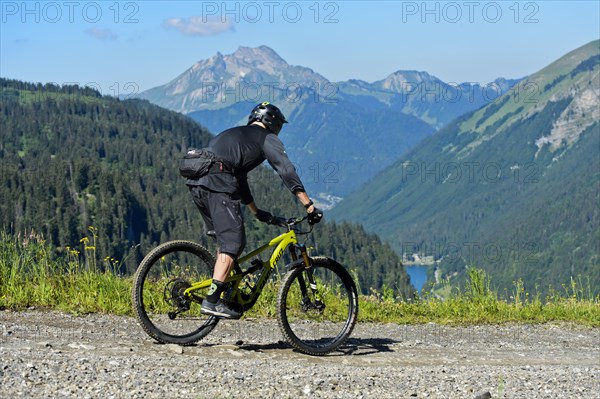 Mountain bikers on an alpine descent in the Chablais Geopark