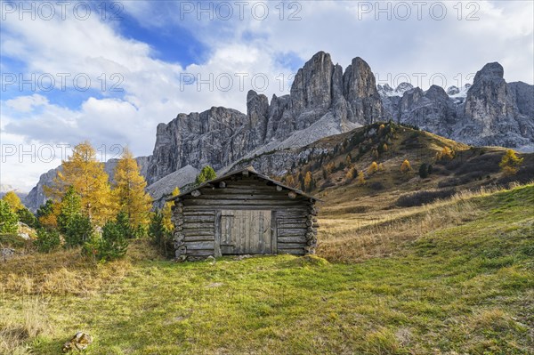 Hut in front of Sella Group