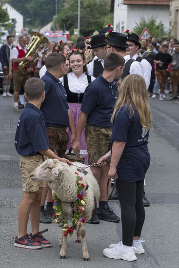 Kirchweih boys and girls with decorated sheep for the Betzenaustanzen at the traditional Lindentanzfest in Limmersdorf