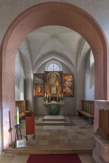 Chancel with modern altarpiece of the former fortified church of St Leonhard