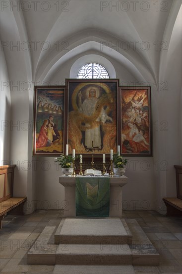 Chancel with modern altarpiece of the former fortified church of St Leonhard