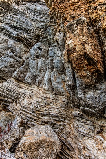Rocks on the narrow path to Mogen beach